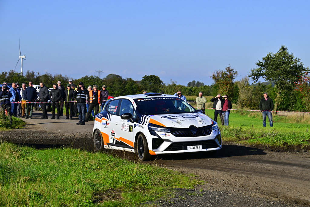 Foran tilskuerskaren drifter Jacob Pallesen og Kasper Pinholt deres Renault-rallybil fra en grusvej ud på asfalt
(Foto: Michael Eisenberg)